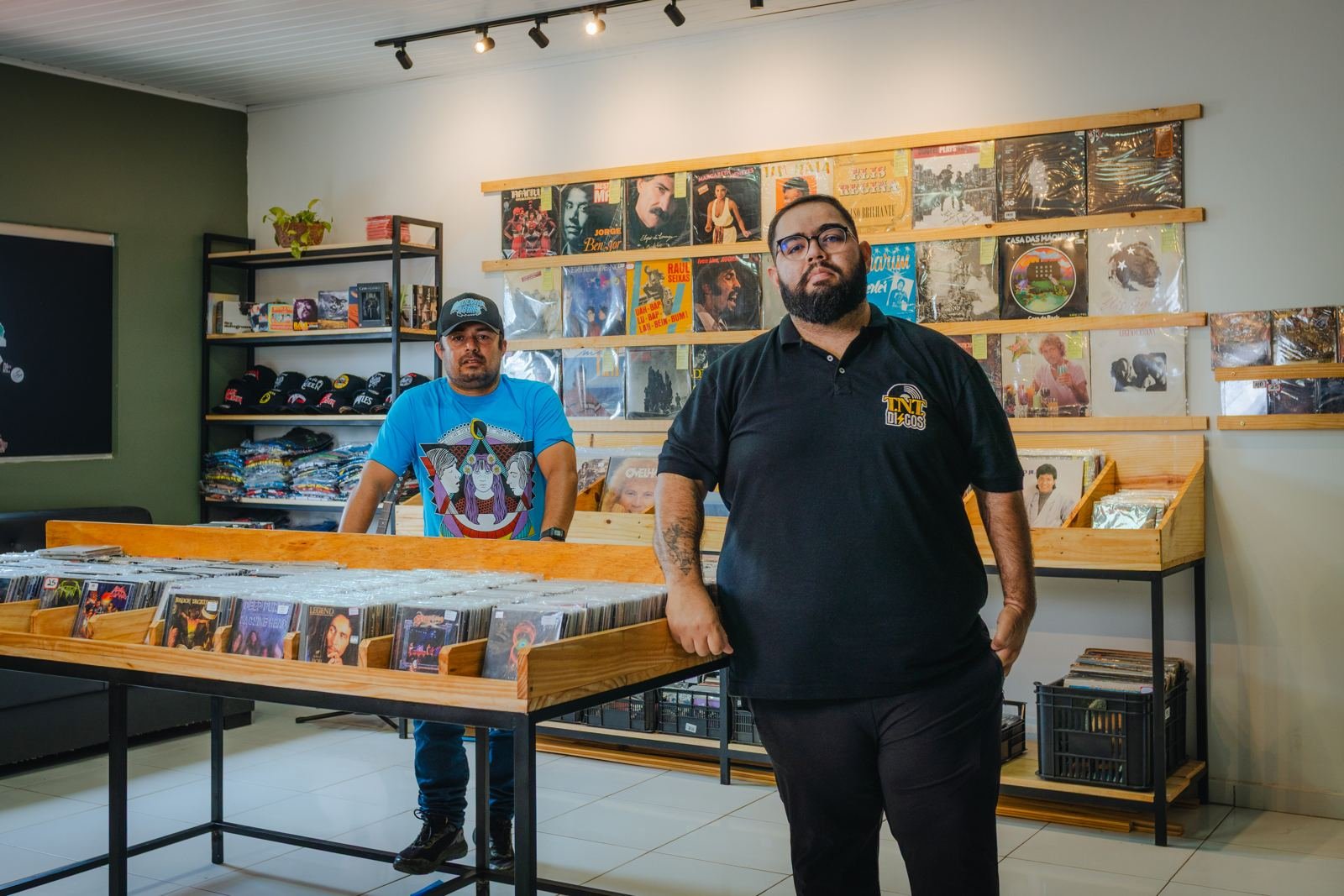 Os sócios da Sonöra na loja, entre discos e CDs