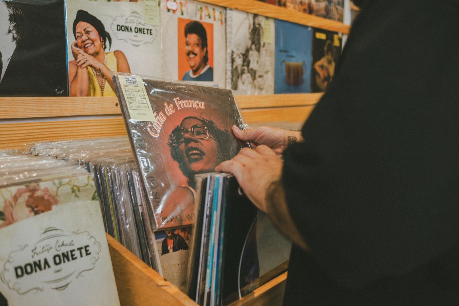 Mãos garimpando discos de vinil