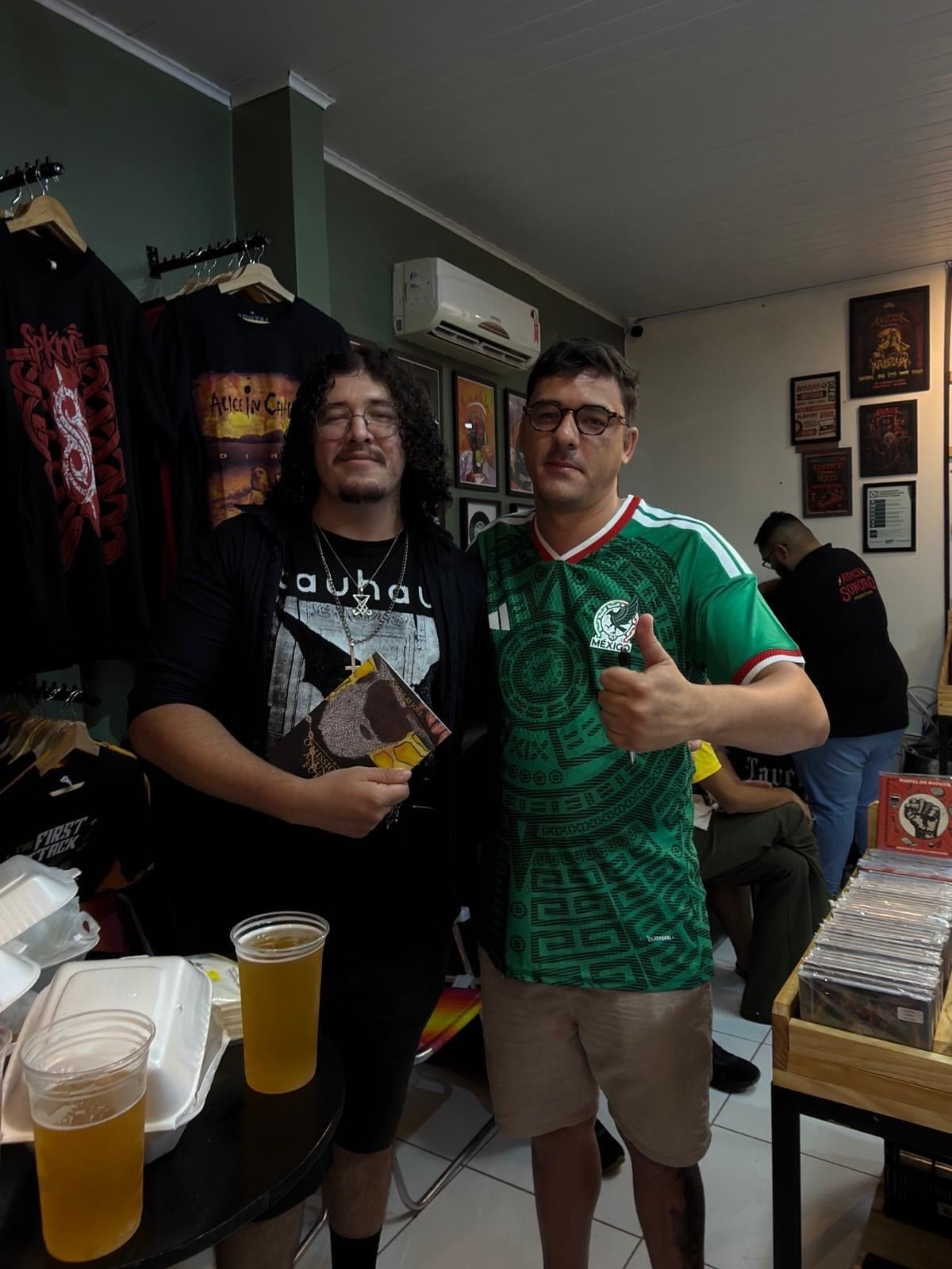 Autor e leitor no lançamento de livro