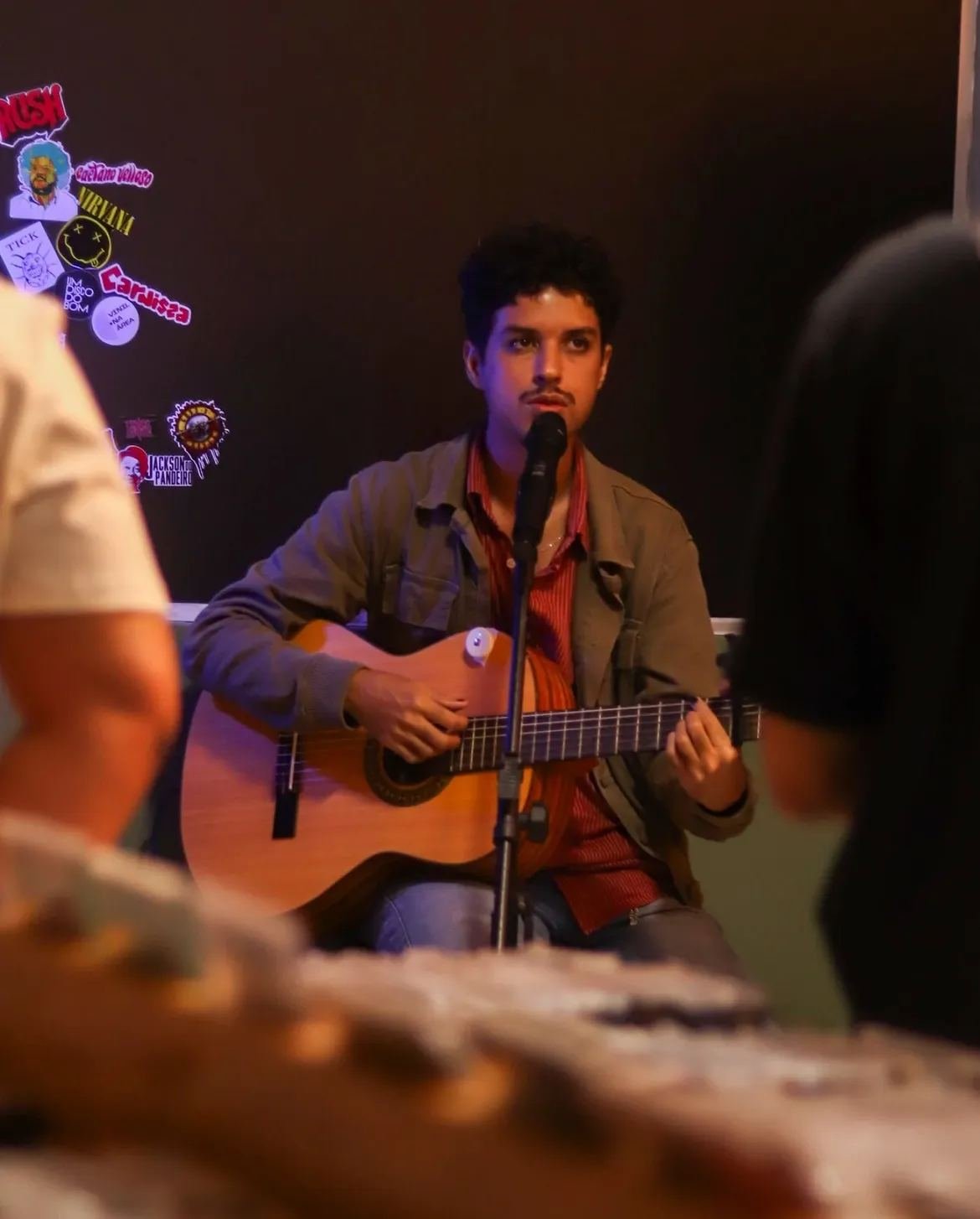 Apresentação de voz e violão na Sonöra
